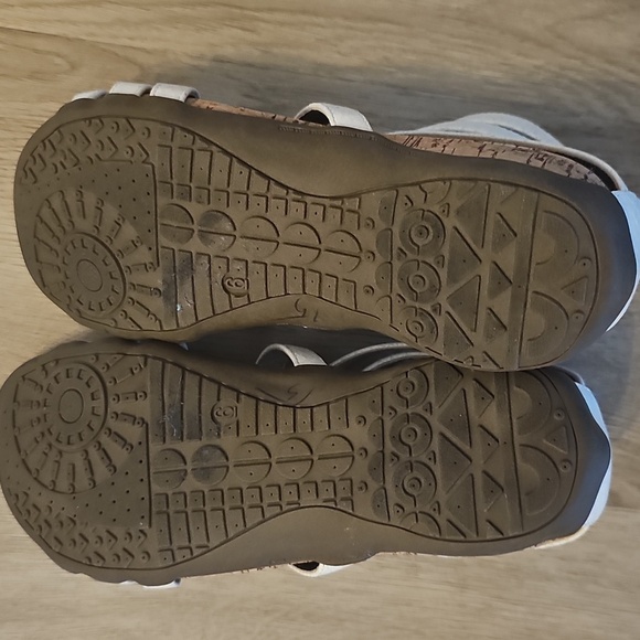 BearPaw White Open Toed Zip Strappy Cork Wrapped Sandal Size 6 - Picture 9 of 10